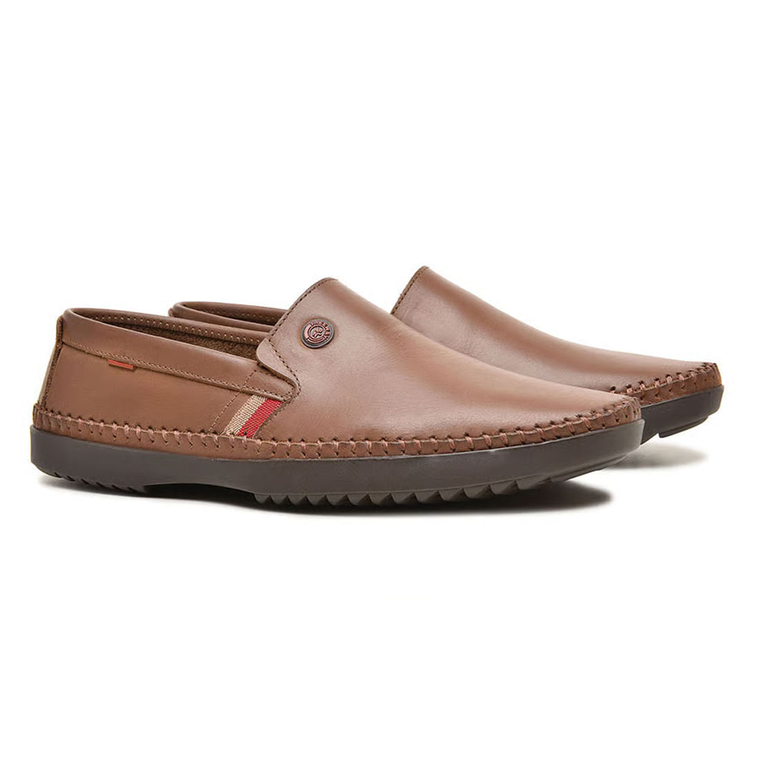 Mocassim masculino Free Way em couro marrom mostrando o ajuste e conforto
